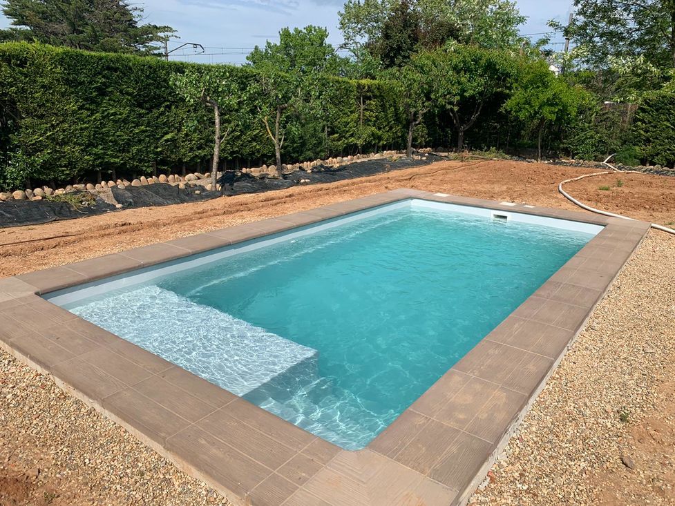 Piscine coque polyester moderne Arcachon
